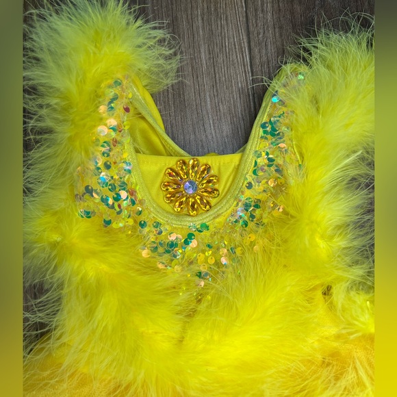 Yellow Feather Glamour Costume - Picture 4 of 7